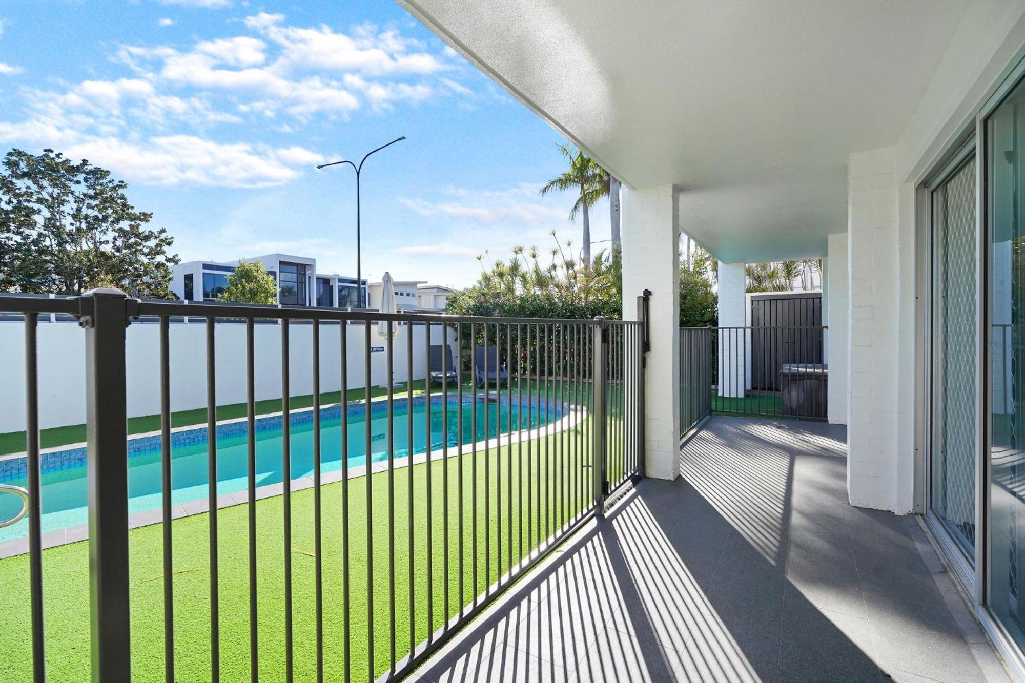 Noosa Parade Holiday Inn Exterior photo